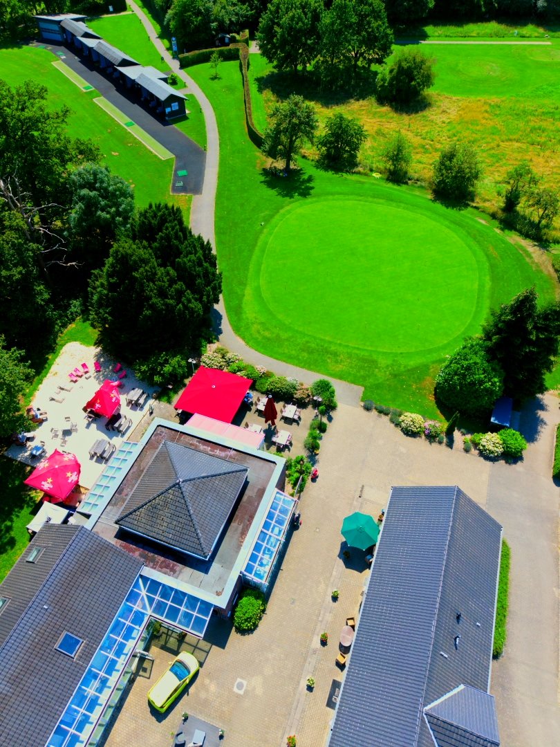 Luftaufnahme des Treff.clubhaus2 mit Blick auf das Green des Golfclub Niep