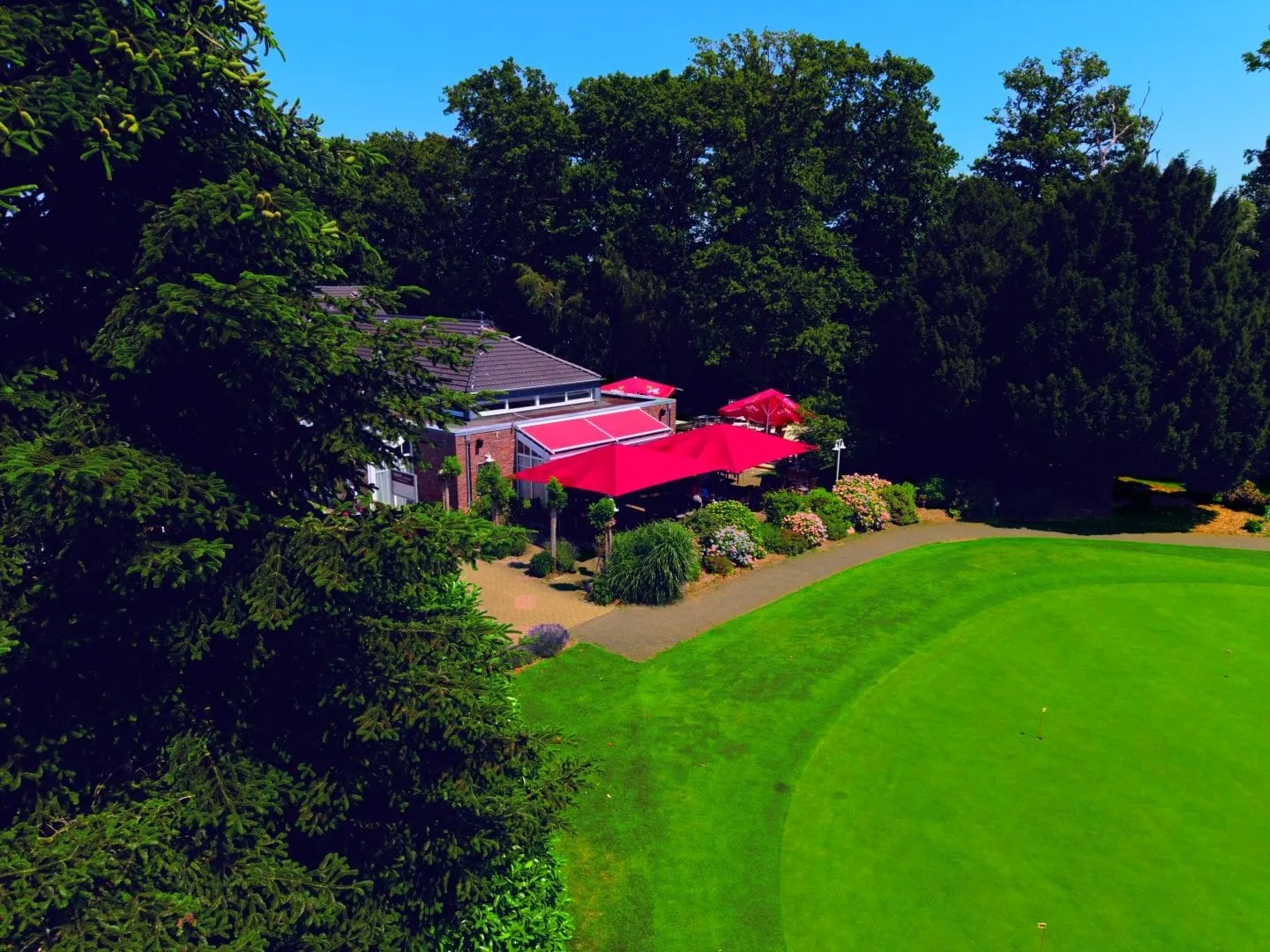 Das Clubhaus des Treff.clubhaus2 eingebettet in den Golfplatz Niep, aus der Luft