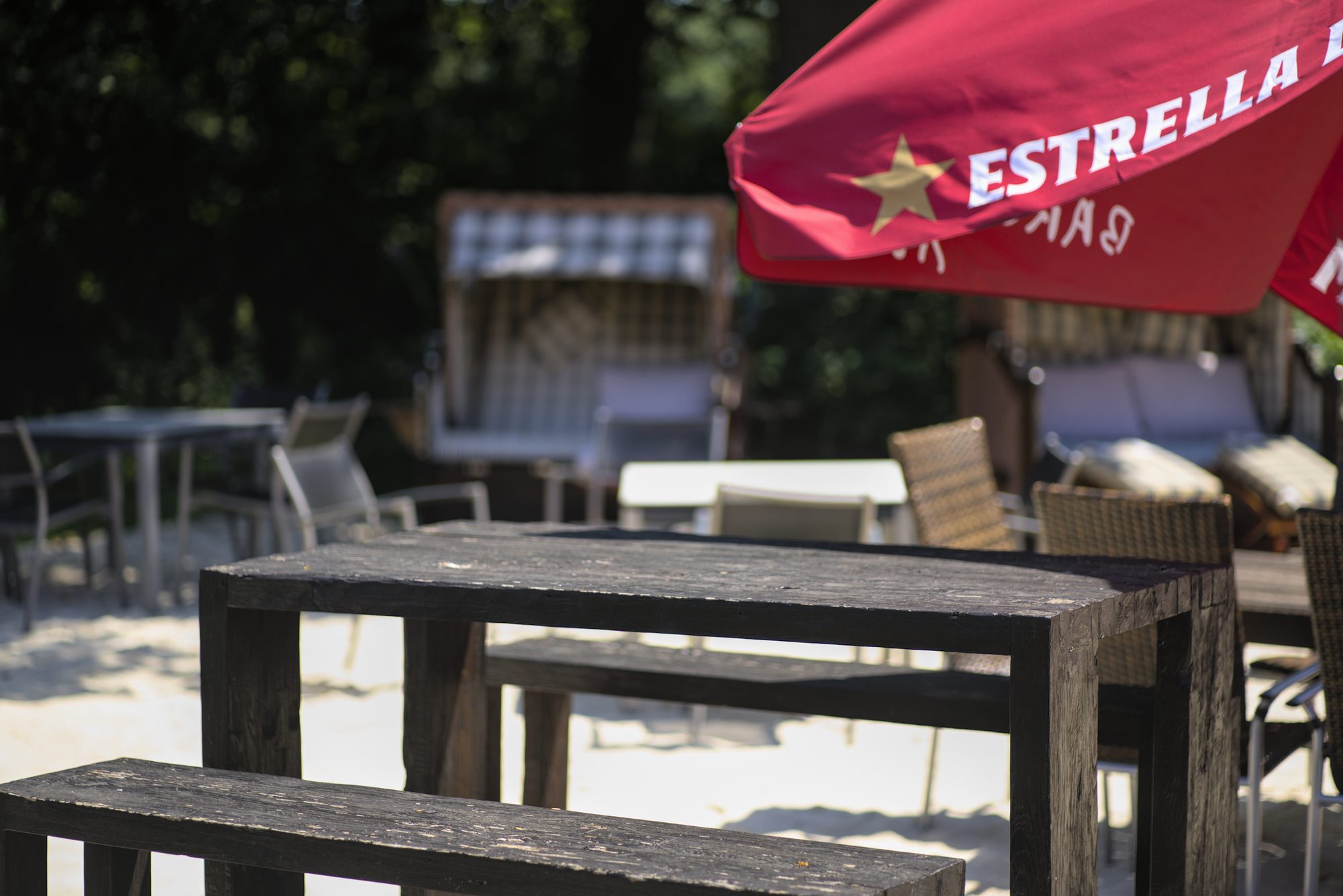 Gedeckte Tische auf der sonnigen Terrasse des Treff.clubhaus2